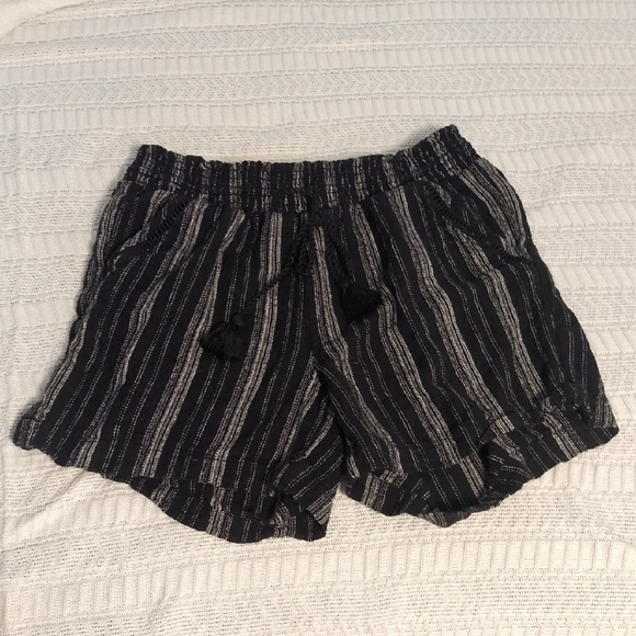 Upgrade Your Wardrobe with Briggs Black & White Striped Shorts - Picture 1 of 12